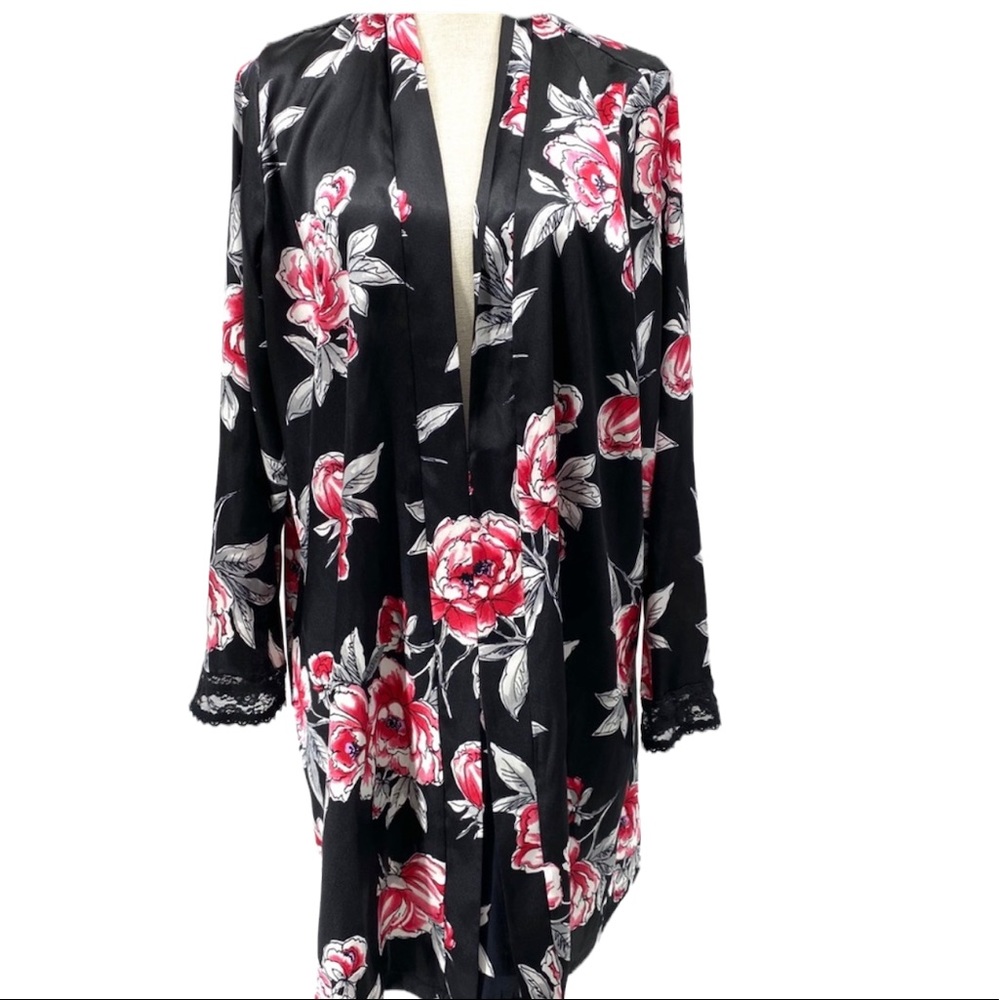 Women’s Long sleeve red and black Floral robe 🔥🔥